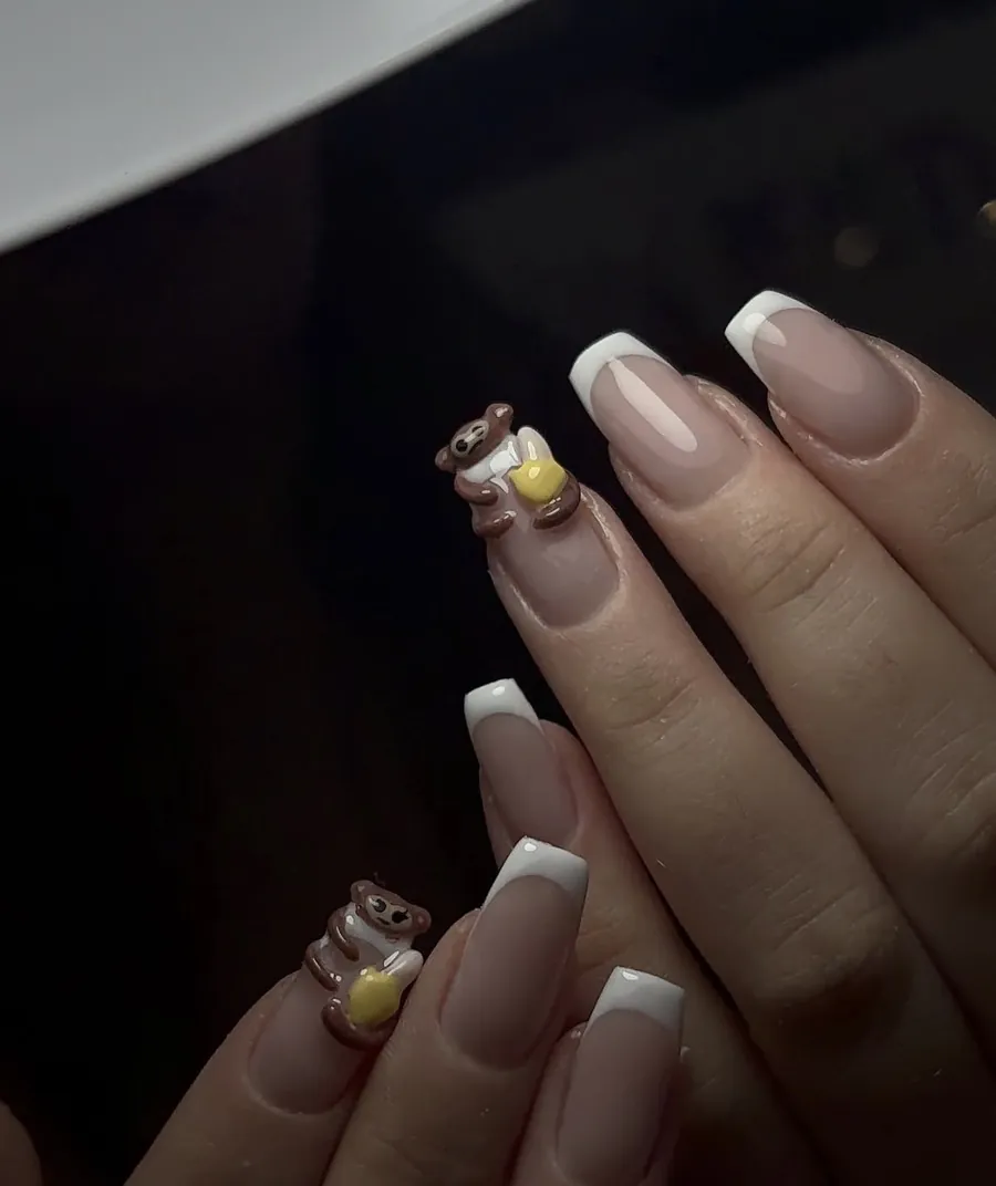 Beyaz french uçlu tırnaklarda 3D ayıcık süslemeli nail art