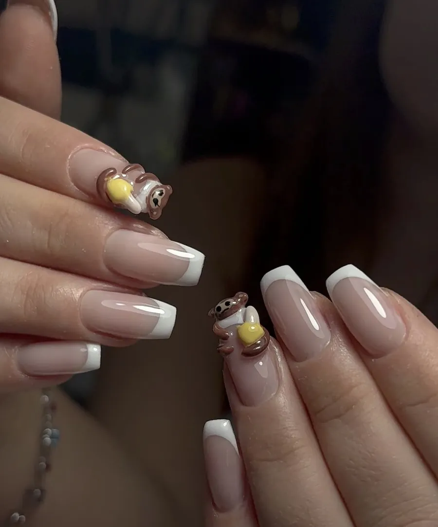 3D ayıcık süslemeli french uçlu nail art, farklı açıdan görünüm