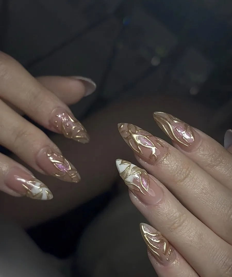 Şeffaf zemin üzerinde altın çizgi desenli nail art