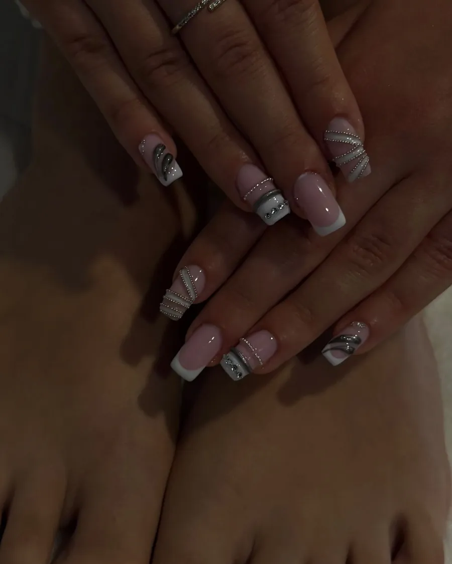 Beyaz french uçlarda gümüş boncuk ve krom çizgi detaylı kare formlu nail art