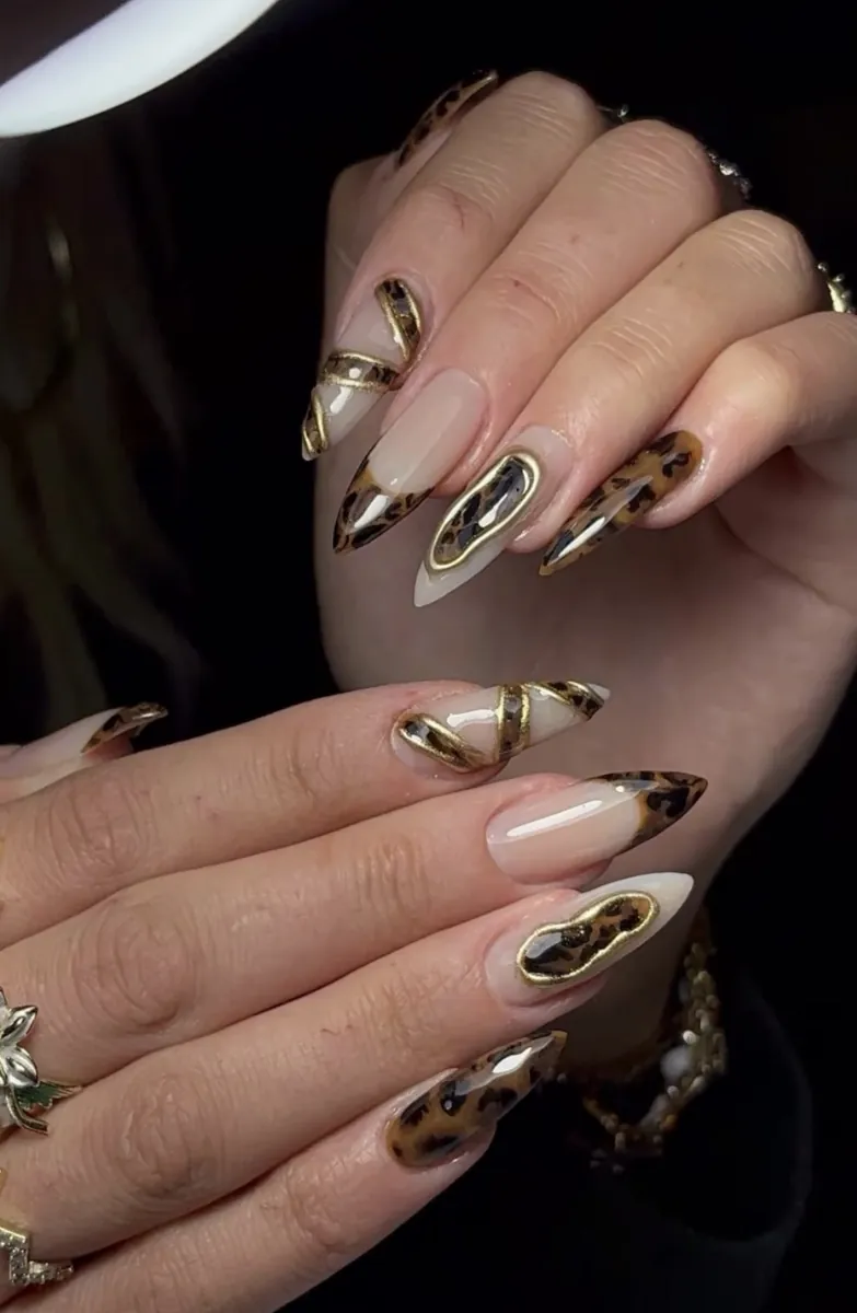 Leopar desen ve altın çizgi detaylı, badem formlu nail art