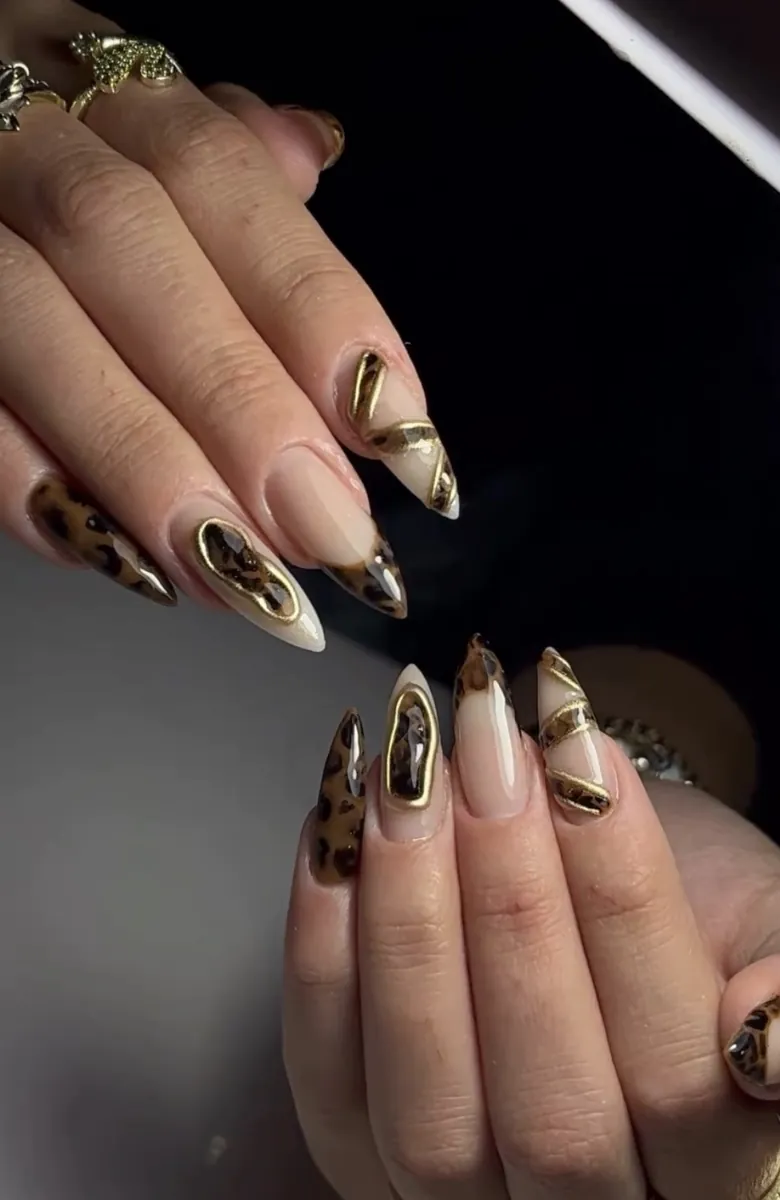 Leopar desen ve altın çizgi detaylı nail art, farklı açıdan görünüm