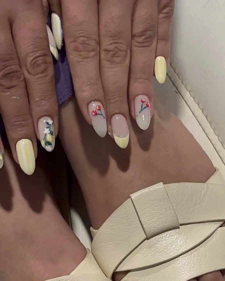 Sarı çizgili, limon ve kiraz çizimli badem formlu nail art
