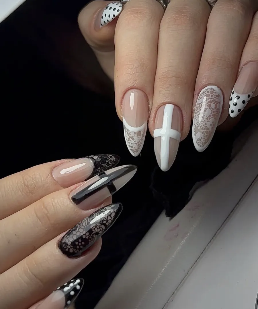 Siyah ve beyaz dantel, çizgi ve puantiye desenli nail art