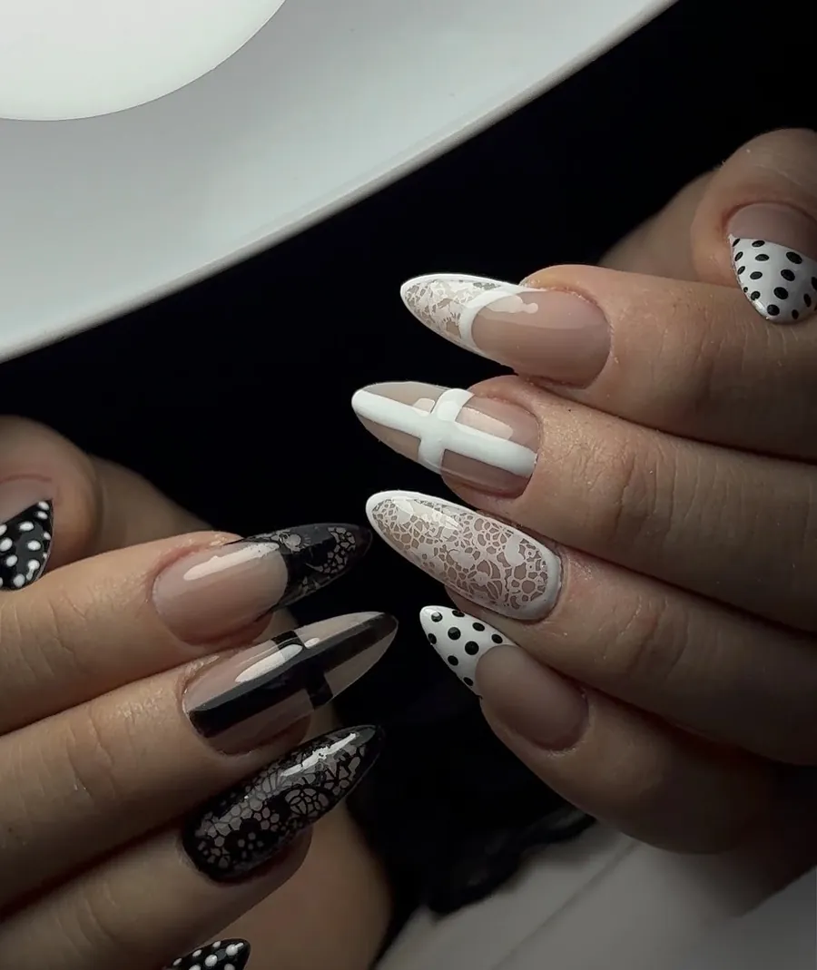 Siyah ve beyaz dantel, çizgi ve puantiye desenli nail art, farklı açıdan görünüm