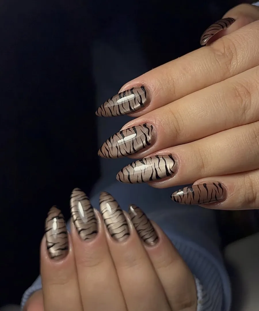 Krom efektli zemin üzerinde zebra desenli nail art