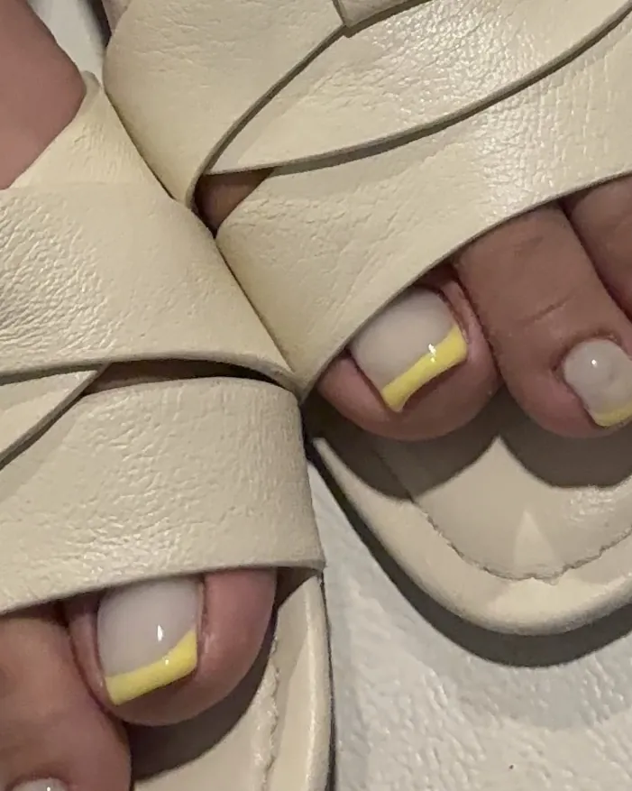 Sandalette görünen, sarı uçlu french pedikür